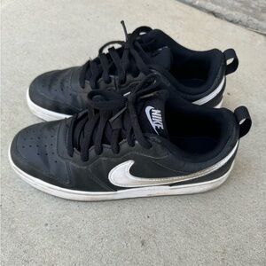 NIKE Boy’s Low Top Sneakers, Size: US 5.5, Black/White